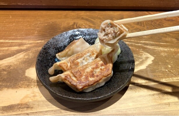 「恵比寿餃子」(単品350円)。味付きなので、タレなしでそのまま食べられる
