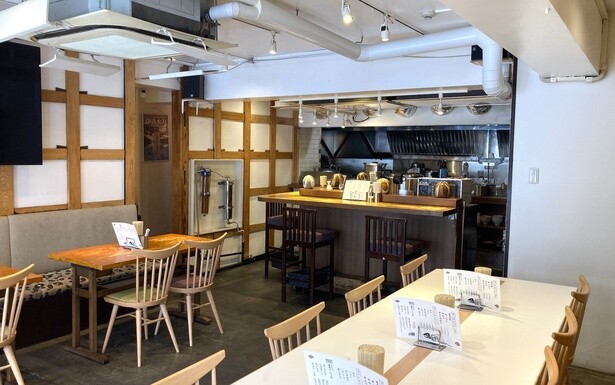 社長の影響でBGMはミスチルのライブ映像。“ミスチルを聞き食べてこそ人類ラーメンの完成！”