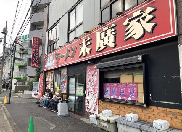 昼時などのピーク時以外も大勢の人で賑わう。来店時は行列覚悟で！