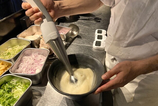 ブレンダーで泡立てることで、まろやかさは段違いに。最後の一滴まで豊潤な味わいが続く
