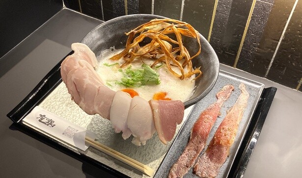 「鶏soba炙り肉寿司セット」(1390円)など各種ラーメンとのセットメニューを用意