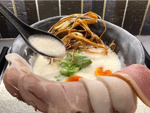 食感が良く、喉越しも爽快な多加水ストレート麺を採用