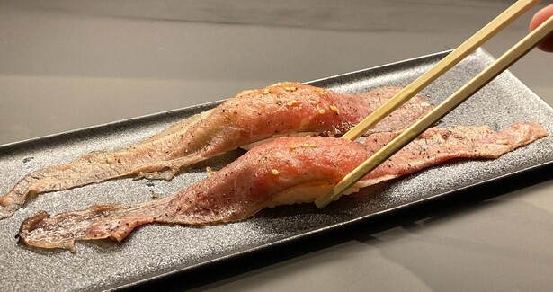 名物の「肉寿司」(390円)
