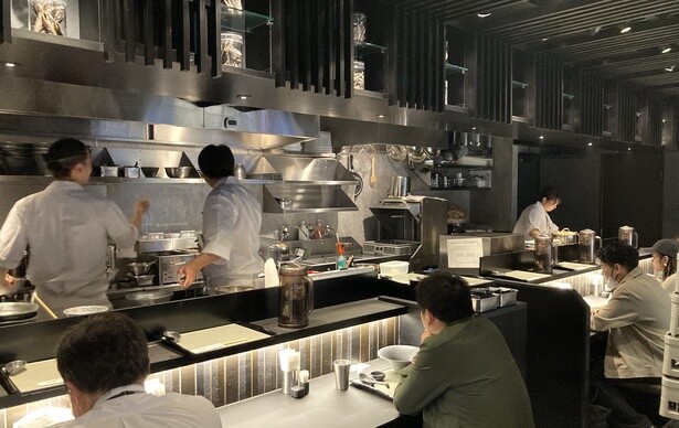 黒を基調としたシックでモダンな店内。店内はカウンターがメインで1人でも行きやすい