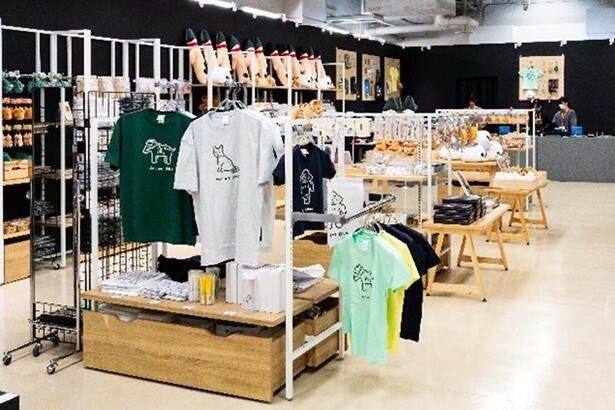 【写真】衣類から雑貨まで、展覧会特設ショップではさまざまなグッズを販売