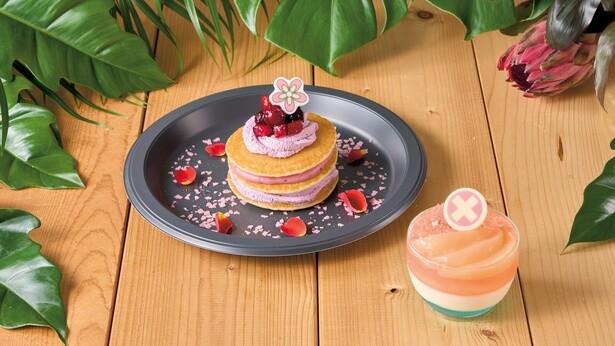 写真左から「ロビンのハナハナ ミックスベリー・ミニパンケーキ」、「チョッパーのピーチゼリー&パンナコッタ」