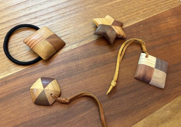 【写真】寄木細工体験でアクセサリー作り！癒やしのひと時を過ごそう