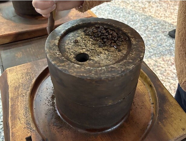 「久楽」の名物は「石臼珈琲」。石臼を使って自分でコーヒーを挽くことができる
