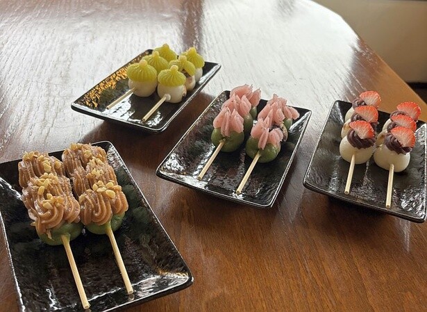 「久楽」では、さまざまな「くらだんご」を提供。鳥取県産いちごをのせた「いちご」(2本セット650円 ※季節限定)などが食べられる