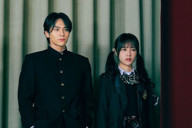【写真】学ラン姿の権藤昭生(山下幸輝)とユリア(なえなの)