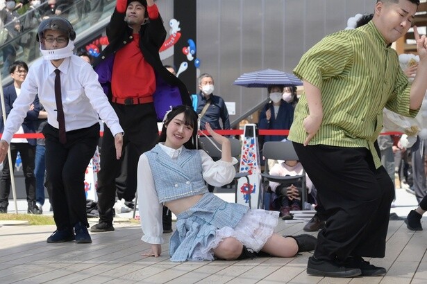 【写真】「自分自身も勇気をもらっている」というアイドルのような衣装に身を包みダンスを披露