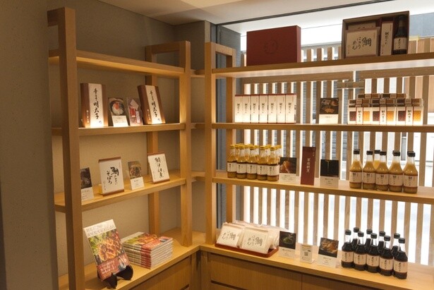 「家庭割烹」の商品は店舗をはじめオンラインストアや催事でも販売。2025年3月に上梓したレシピ本「割烹よし田のかんたん家庭ごはん」(KADOKAWA)も