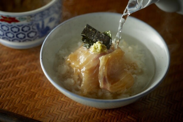 【写真】鯛はさばきたてのため、プリプリ！秘伝のタレはもちろん、ご飯の炊き加減、お茶の濃さなど、すべてが計算し尽くされている