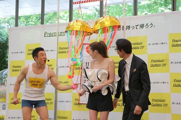イベントの最後は、くす玉による25周年のお祝いも実施。1回目は“力を入れ過ぎて失敗”という演出で、2回目に無事にくす玉を割り、会場を盛り上げた