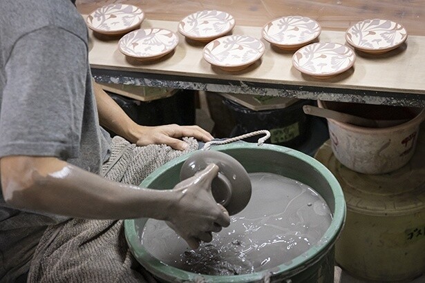 壺屋焼特有の配合がされた透明釉