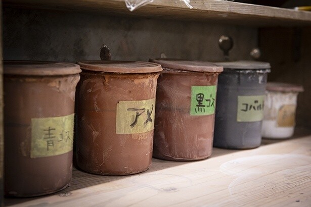 呉須や飴、コバルトなど絵付けの顔料