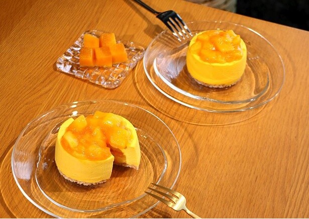 さらにプラントベースメニューの「マンゴームースケーキ」(530円)も登場！