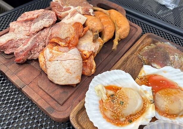 バラエティ豊かな肉と海鮮にこだわり、銘柄肉や国産の食材を豊富にそろえたバーベキューを用意している