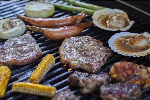 牛・豚・鶏肉にシーフードも付いた「SURF&TURF BBQプラン」