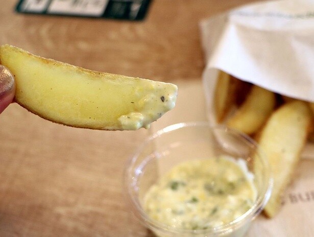 ポテトには、辛みが特徴のきざみわさび、コクのあるクリーミーな自家製タルタルソースを合わせたディップソースをたっぷりと付けて
