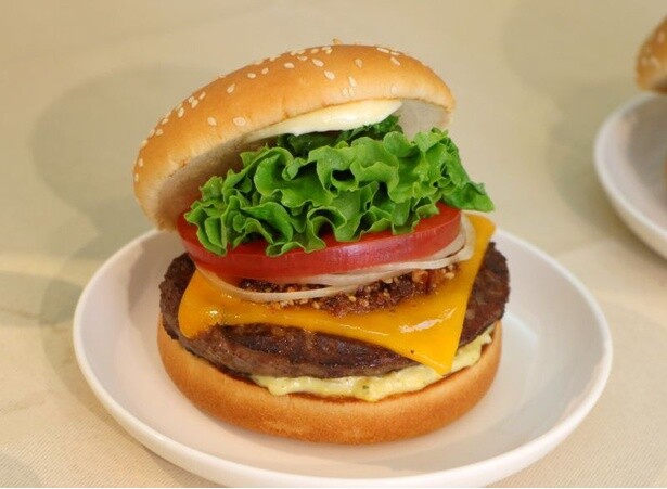 コクのあるレッドチェダーチーズをサンドした「黒毛和牛チーズバーガー」