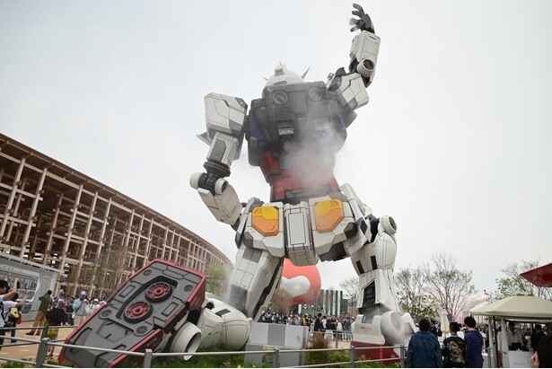 【写真を見る】後ろから見た実物大ガンダムの迫力