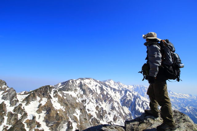 登山をしている男性