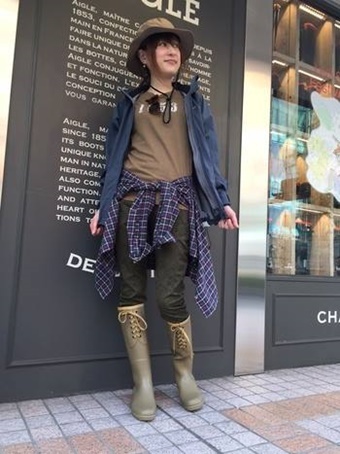 エーグルのレインブーツを履いた女性の画像