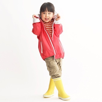 エーグルのレーンブーツを着た女の子の画像