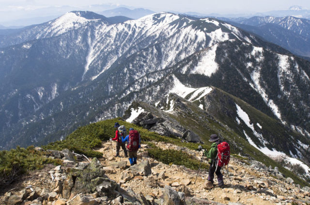 登山道を歩く登山者と絶景