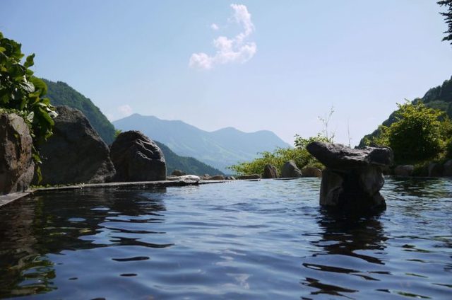 温泉と山