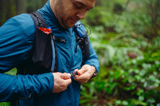 ミドルレイヤーを着た登山者
