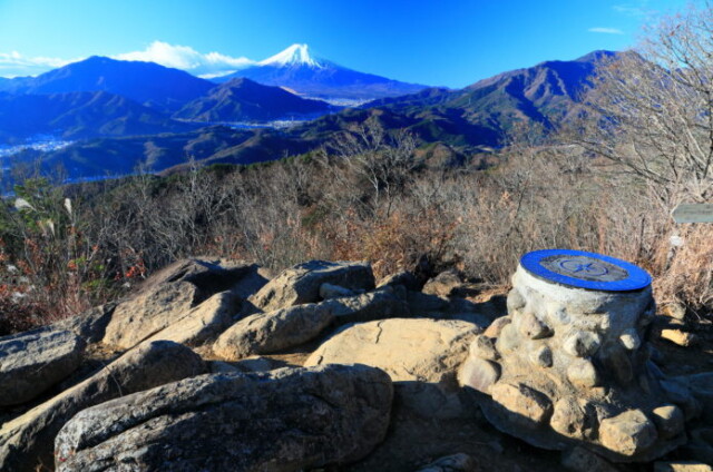 冬の高川山山頂と富士山