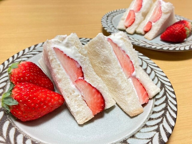 「食べたくなってきました」果物の甘さが引き立つ！ “水切りヨーグルト”で作るフルーツサンドが話題