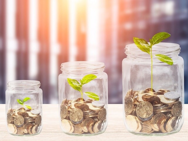 「お金が貯まってから」では遅い。“億を超える人”の、お金を増やすための「基本思考」とは