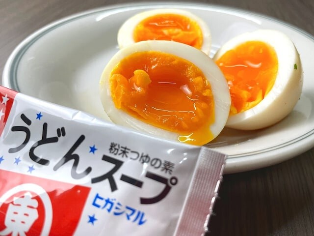 「粉のままですか！」「めちゃくちゃ美味しい」ヒガシマル醤油のうどんスープで作る“味玉”に称賛の声