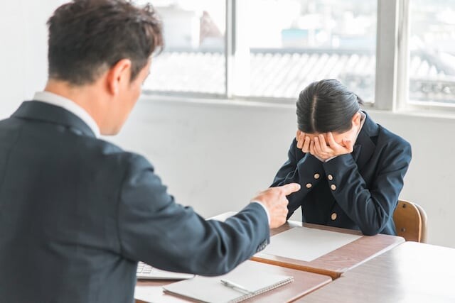 「ポニテ禁止」は興奮するから？「下着は白」か服をめくって？ 狂ったブラック校則が消えない理由
