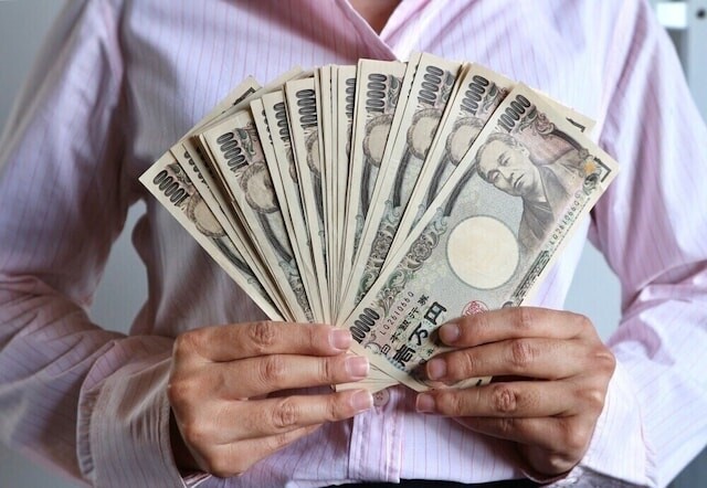 来年1月末で65歳。今後も雇用延長で働く予定。65歳からの老齢厚生年金は繰り下げます。老齢基礎年金も同様に繰り下げするか悩みます