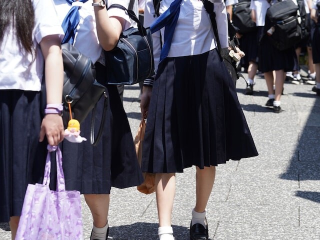 保護者は知らない「生理中はタンポンでプールに入れ」「修学旅行で全裸水滴チェック」の異常事態
