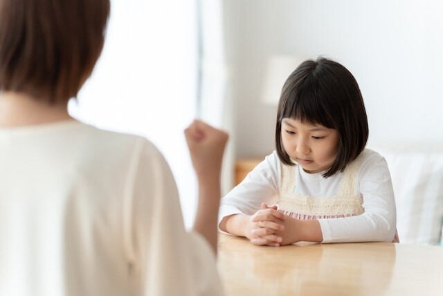 「早く宿題をやりなさい」が過干渉になるとき。学歴信仰や不登校への不安から考える子育ての盲点