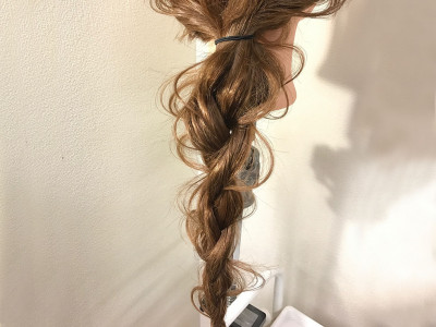 不規則な編み目のツイスリーとは!?一風変わったヘアアレンジで変化をつけて