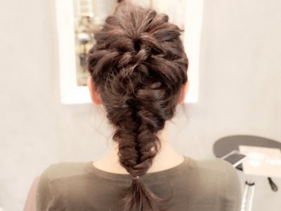 くるりんぱ、ねじり編み、フィッシュボーンで作る3つのガーリーヘアアレンジ