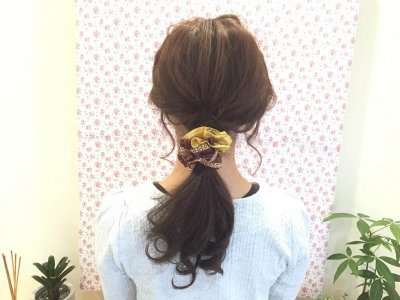ボリュームのあるシュシュがポイント☆首元すっきり三つ編みポニーテールアレンジ