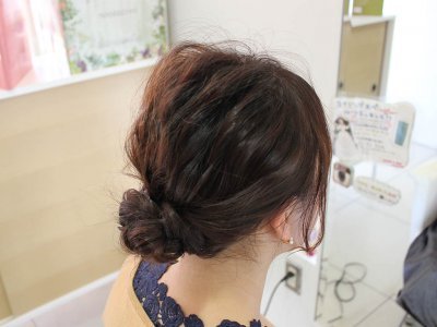 普通のお団子ヘアに飽きてきた人に！ルーズな”メッシーバン”でこなれ感を手に入れる
