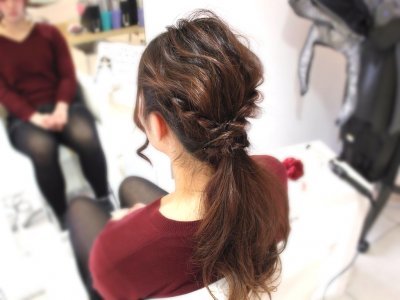 波ウェーブが大人かわいい！ ロープ編みがアクセントのルーズなローポニーテール