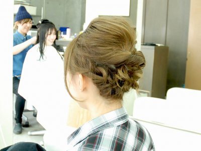 ヘアアクセサリー不要！くるりんぱと編み込みで作る、大人なアップスタイルアレンジ