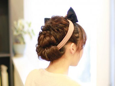 かわいさとかっこよさの最強ミックス！ヘアバンドを使った甘辛シニヨンスタイル♪