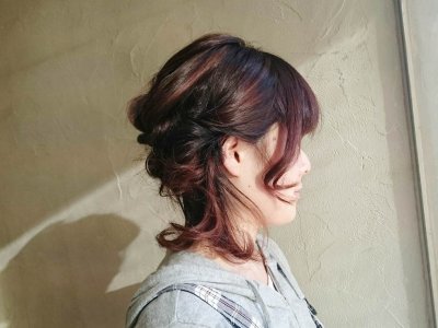 ヘアアクセ要らずの華やかさ！アシンメトリーのくるりんぱサイドアップアレンジ！
