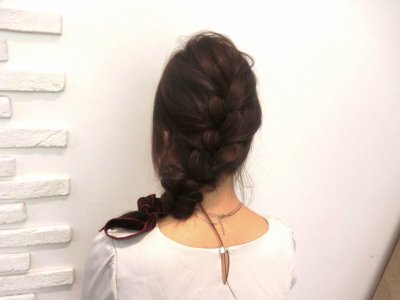 編み込みとくるりんぱでできる、ゆるっと片寄せヘアアレンジで大人かわいく