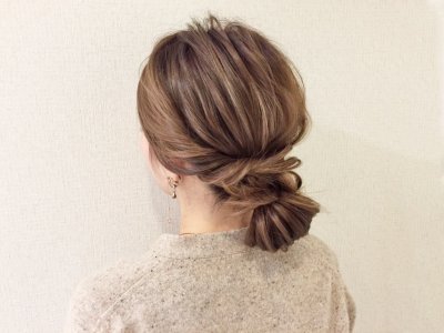 シンプルな時短ヘアアレンジがやっぱり最強。結んでねじるだけでできるラフお団子の作り方